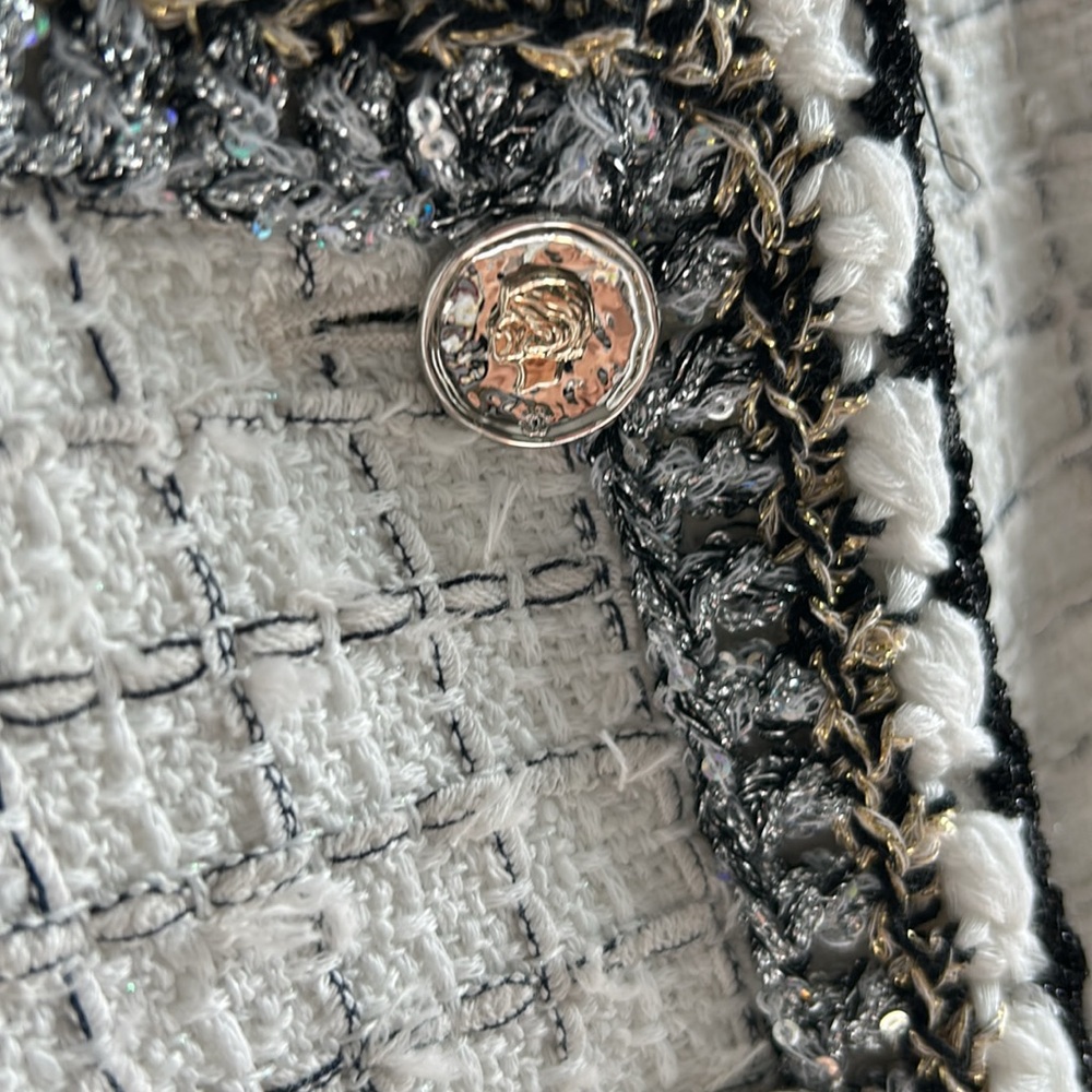 Chanel tweed jacket. 38. Fits XS. - Picture 4 of 13